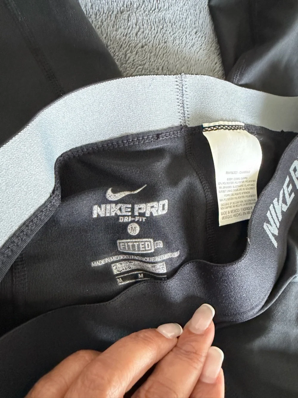 070 - Nike Pro Black Capri Leggings with White Swoosh Sz M - Picture 3 of 3